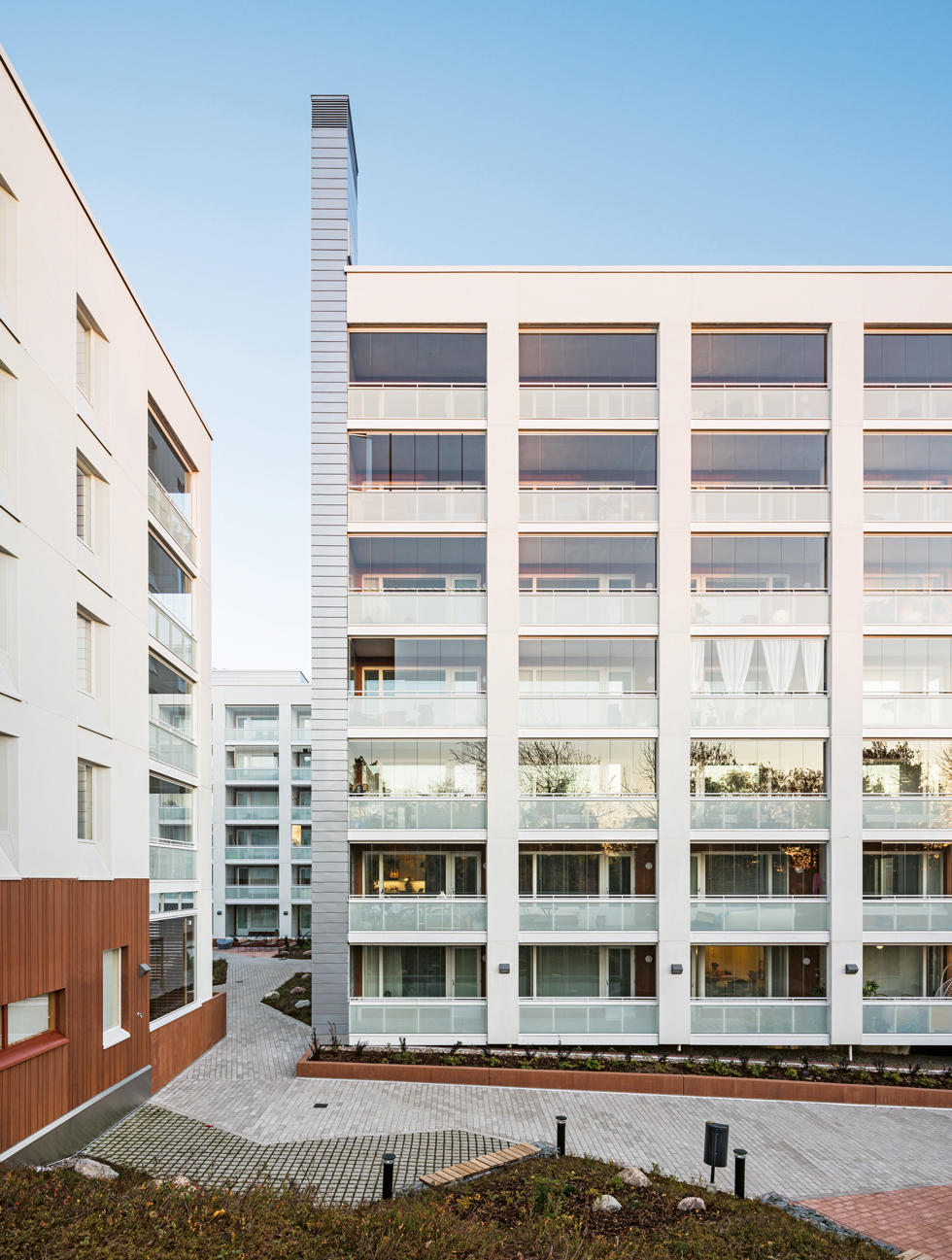 Tonttinäkymä lännestä, parvekejulkisivuja. Kuva: Kuvatoimisto Kuvio / Martin Sommerschield