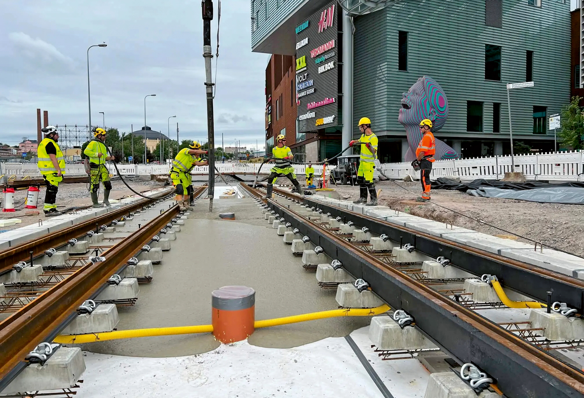 Toteutuksessa ja ylläpidossa panostettiin kestävyyteen ja vastuullisuuteen. Hankkeessa kierrätettiin maamassoja sekä käytettiin kierrätyskiviä ja -kalusteita. Vähähiilistä betonia käytettiin paalulaatoissa, joita rakennettiin heikkojen pohjaolosuhteiden vuoksi merkittävä määrä. Kuva: HASA Group Oy