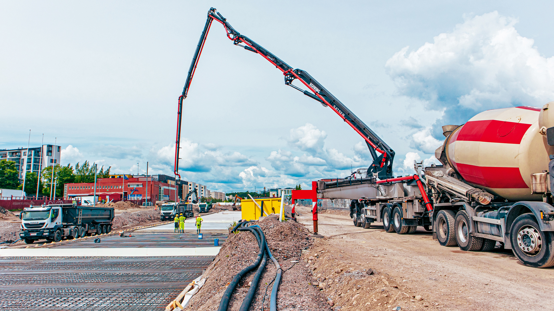 Paalulaatan betonivalua kesällä 2022. Ruskon Betoni Etelä Oy toimitti vuosien 2022 ja 2023 aikana hankkeeseen yli 14 000 kuutiota betonia erilaisiin infrarakenteisiin, kuten paalulaattoihin ja siltoihin. Valuissa käytettiin pääosin vähähiilistä betonia. Paalulaatoissa kuitumitoituksen ansiosta rakenne saadaan usein optimoitua, jolloin materiaalien käytön vähenemisen kautta myös päästöt vähenevät oleellisesti. Kuva: Ruskon Betoni Oy