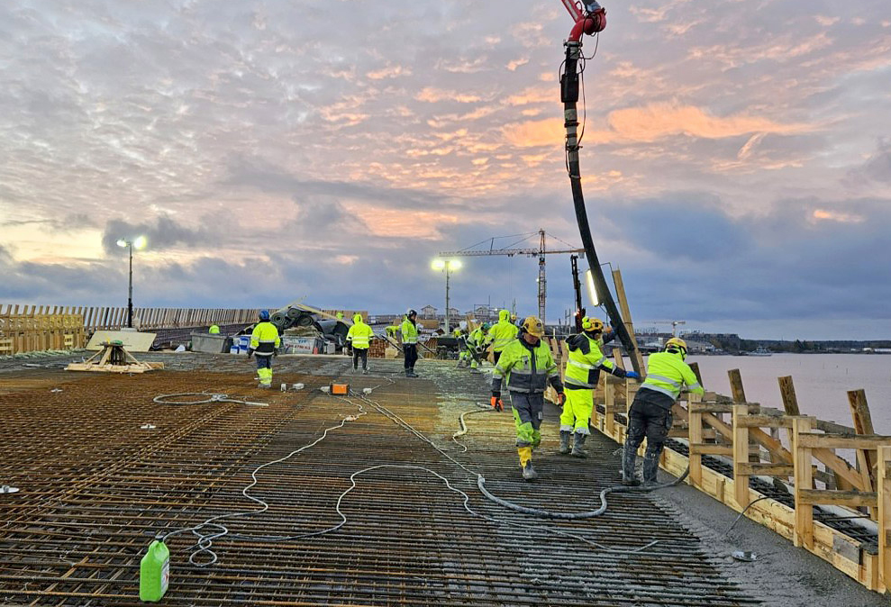 Kruunuvuorensillan kannen valua. Suuressa osassa sillan betonirakenteiden vaatimuksena oli suola-pakkasrasitusta kestavä korkealujuusbetoni. Ruskon Betoni Etelä Oy toimitti hankkeen betonit. Kuva: TYL Kruunusillat