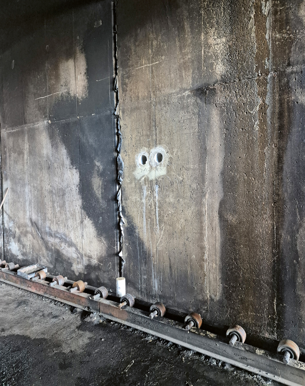 Materiaalinäytteiden ottoa betoniseinästä. Lieriönäytteet irroitetaan timanttiporaamalla ja toimitetaan laboratorioon tutkittavaksi. Kuva: Mika Oikari, AFRY Finland Oy