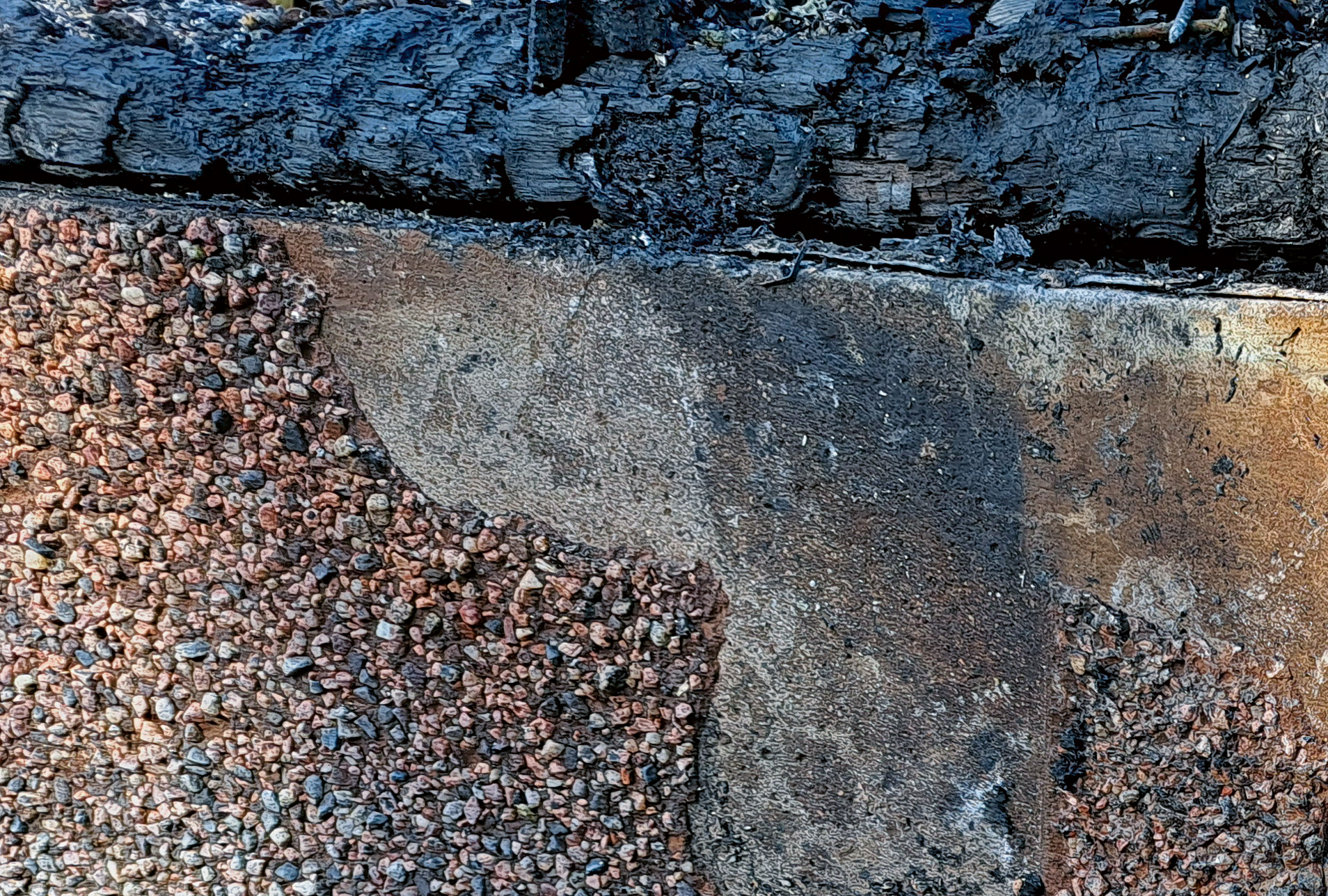 Rouhepinnoitettu betonisokkeli rakennuspalon jälkeen. Pinnoitteet vaurioituvat palossa helposti, mutta usein ne suojaavat vielä irrottuaankin hyvin alla olevaa betonipintaa. Erilaisia näkyviä kiteytymiä voi syntyä sammutusveden kuivumisen seurauksena, mutta ne voivat olla kertyneet betonin pintaan pinnoitteen alle myös jo paljon aikaisemmin. Kuva: Heikki Kamula, AFRY Finland Oy