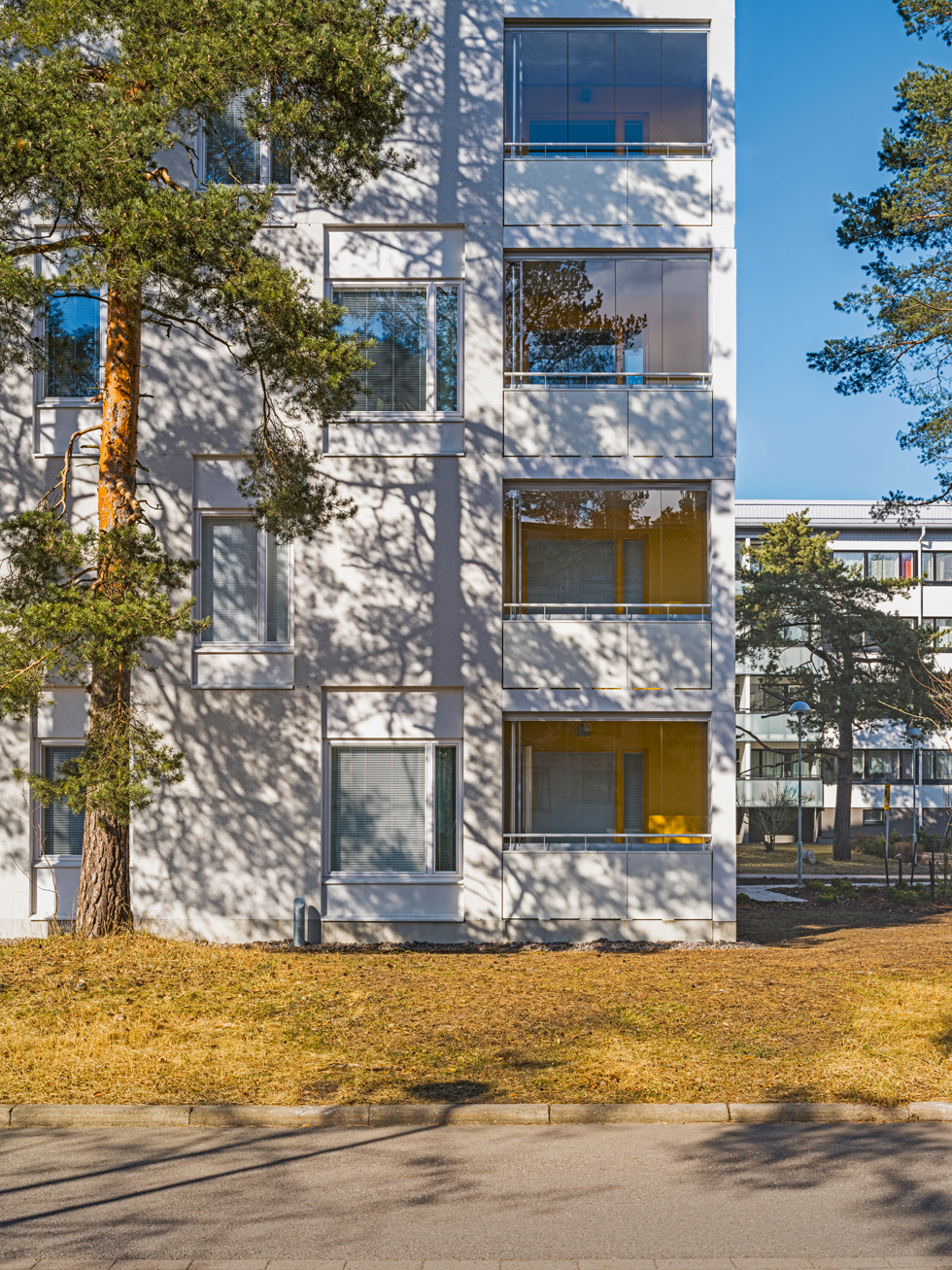 Jokaisessa huoneistossa on lasitettu parveke. Kuva: Anders Portman
