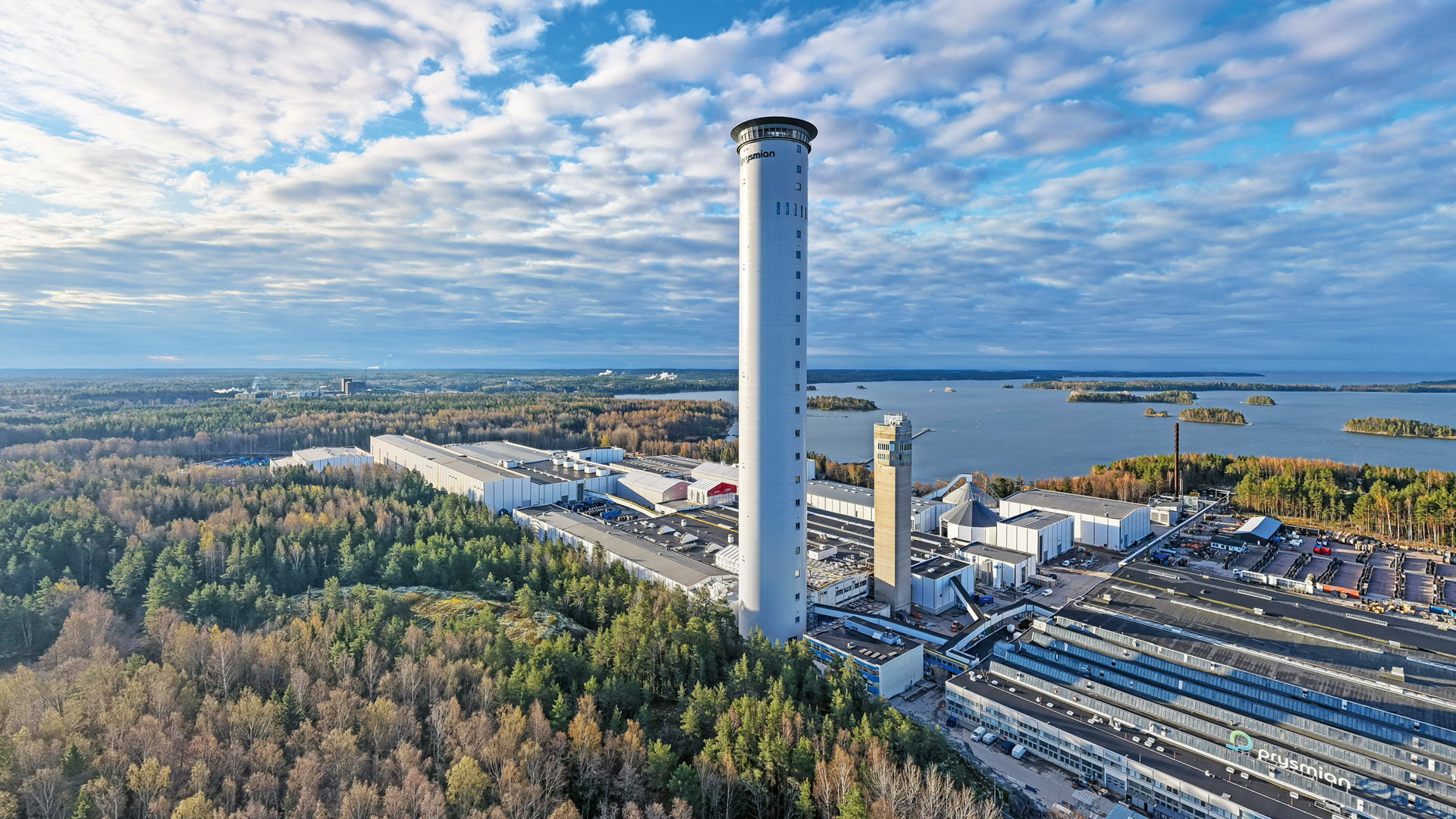 Torni kurottaa taivaaseen