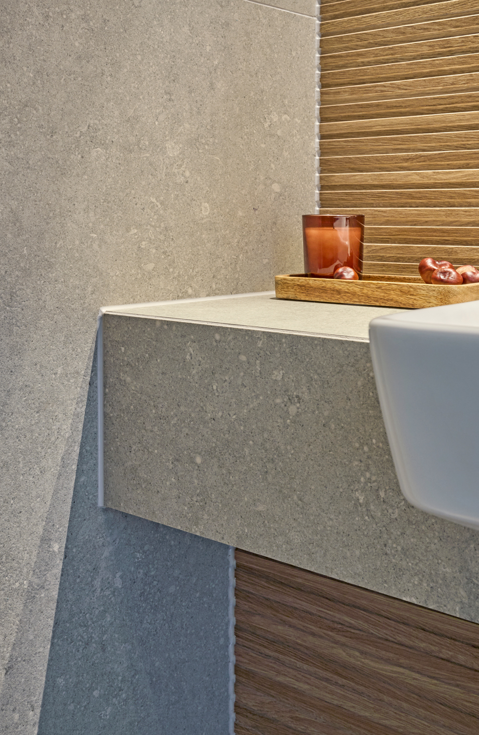 Wc-tilan puupintaa muistuttava keraaminen laatta on Marazzin Naturalia Canneto 3D-Rovere 33 ×100 cm. Allastaso on tehty Bericistä. Kuva: Paula Osenius