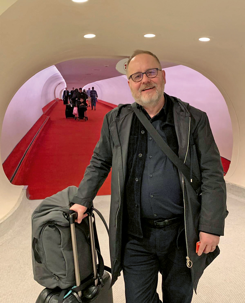 Samuli Miettinen luentomatkalla New Yorkissa nyt hotelliksi muutetun, alunperin arkkitehti Eero Saarisen suunnitteleman TWA terminaalin matkustajatunnelin suulla. Kuva: Marjo Miettinen