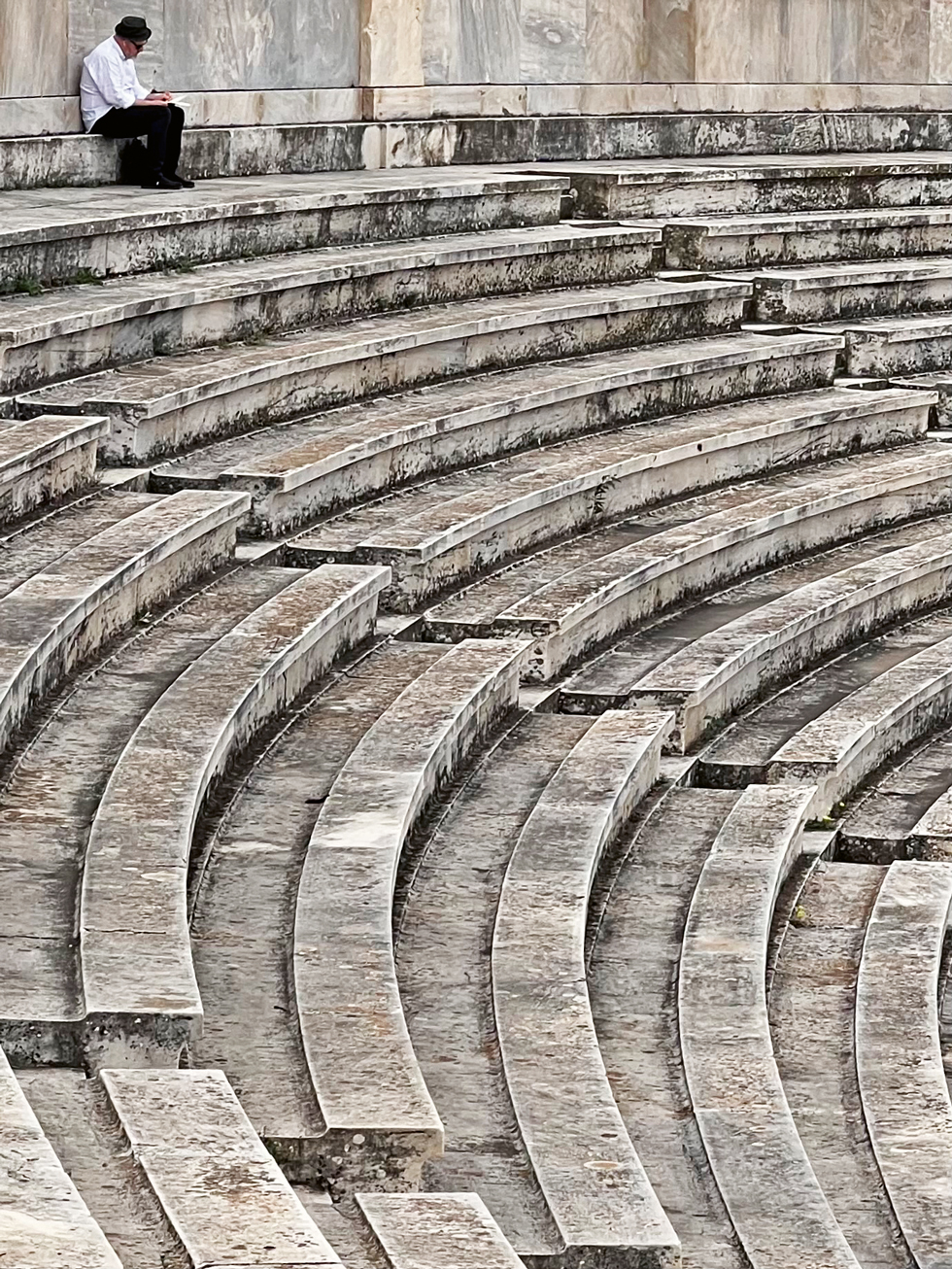 –Vuonna 2023 toimistomme täytti 25 vuotta ja nostimme maljan Ateenan Akropoliilla. Kuvan ylälaidassa luonnostelen antiikin Panathenaic Stadionia. Kuva: Asmo Jaaksi