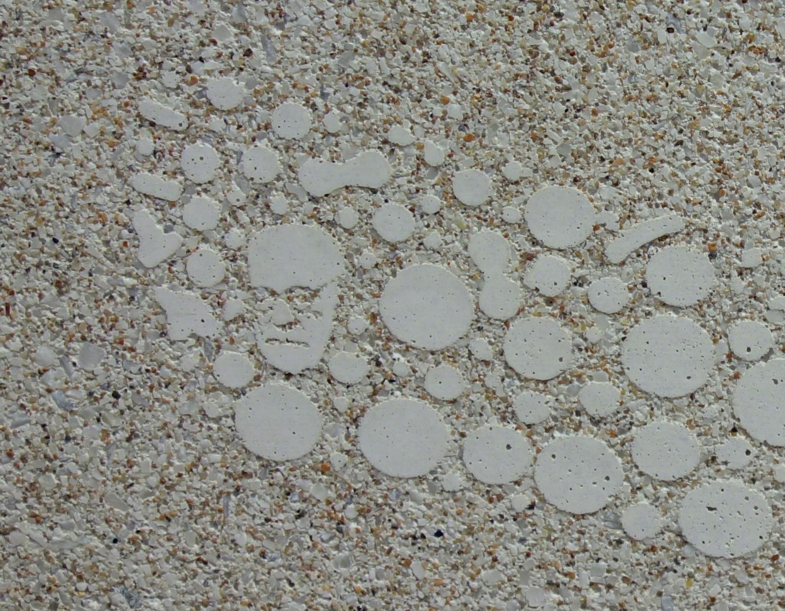 Höyhen betonista kuva #2