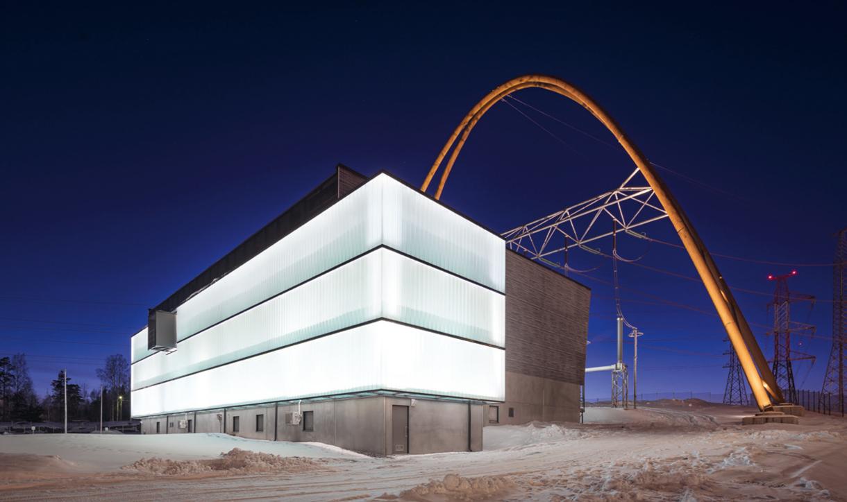 Valo leikkii uudella Länsisalmen sähköasemalla – Länsisalmen sähköasema on näyttävä maamerkki kuva #0