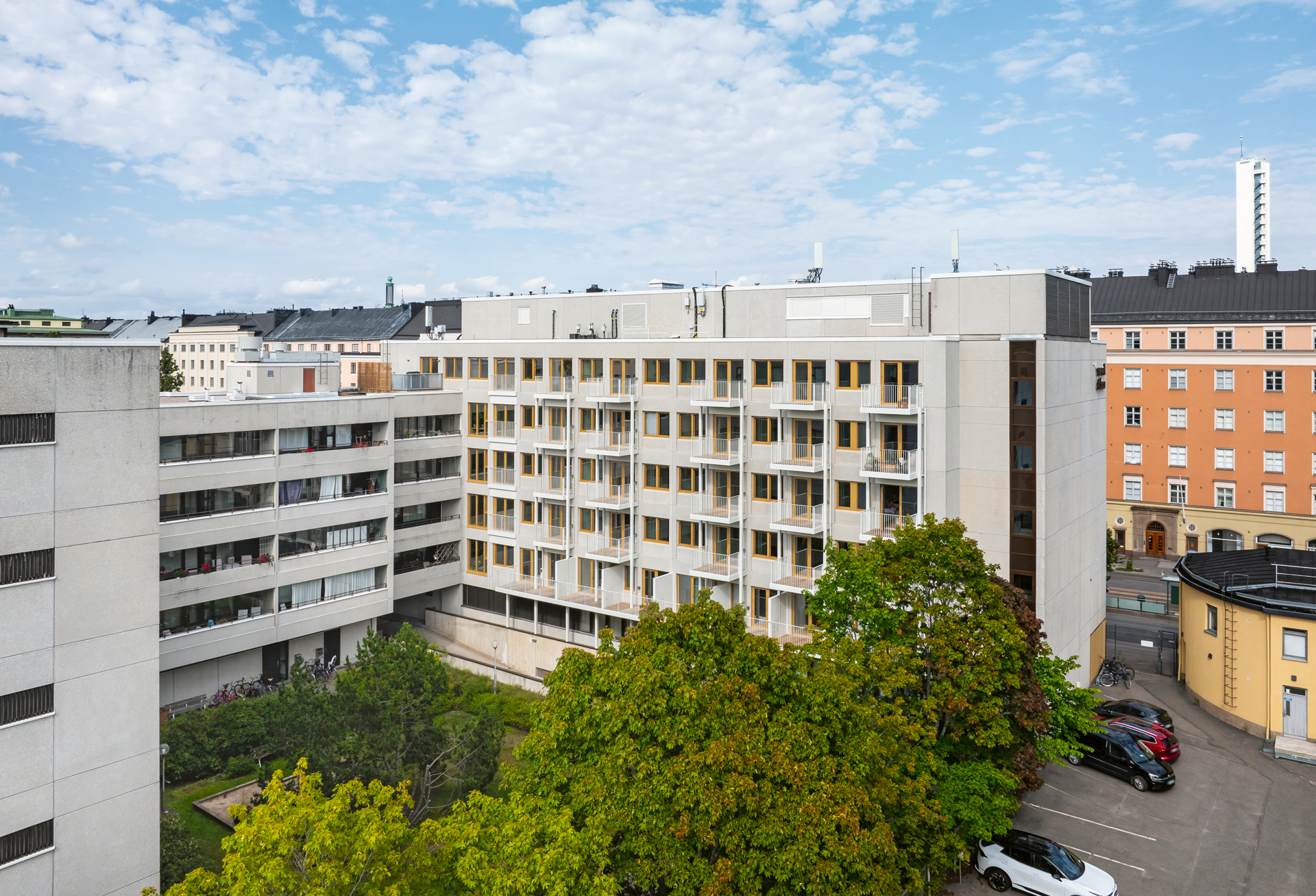 Helsingin Mannerheimintie 76 ja vihreä piha