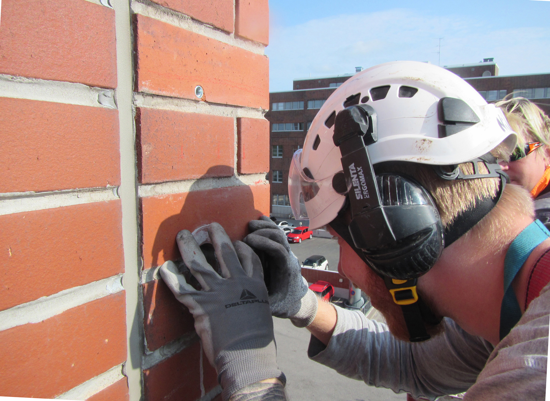 Näytteenottoreiän tarkastelua tiililaattajulkisivussa (valmistunut 1985), Helsinki, Kuva: Ramboll Finland Oy